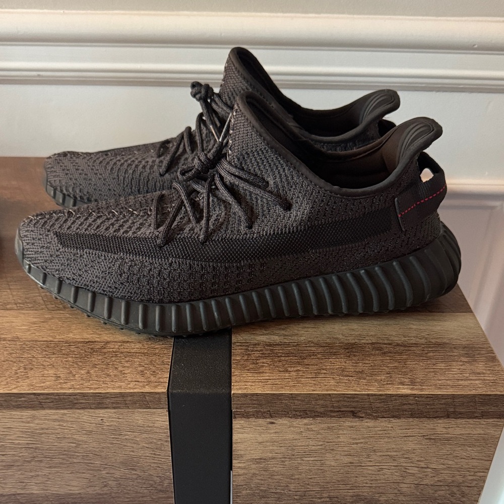 Yeezy Boost 350 V2 Triple Black Sneakers